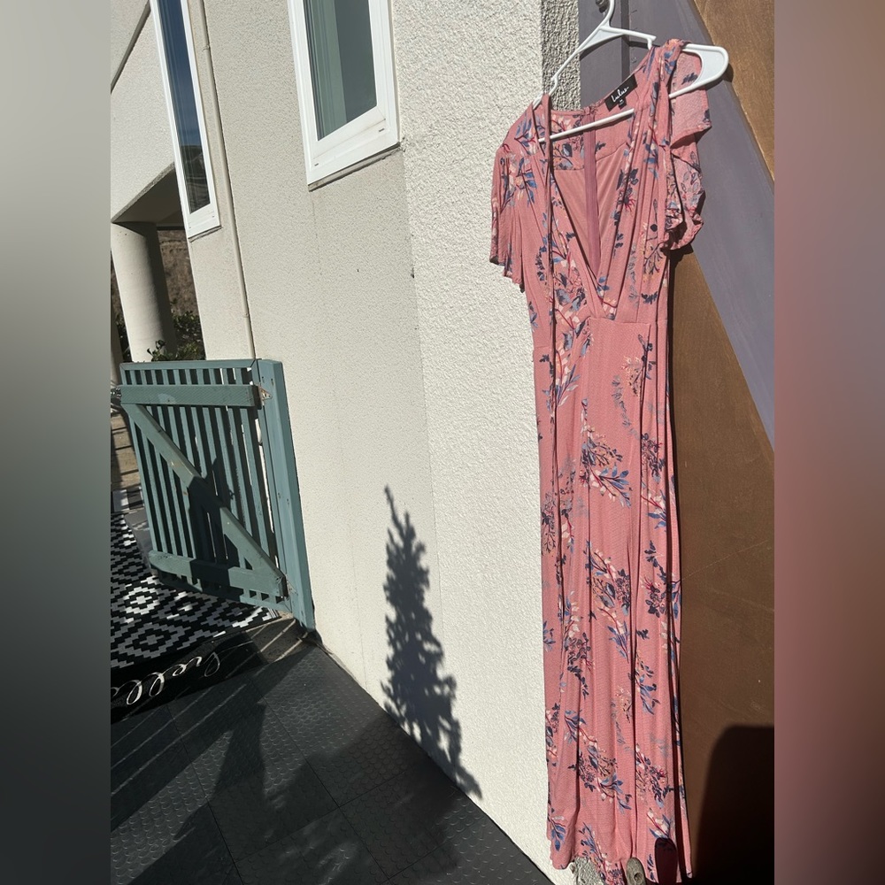 Lulus floral dress comes with belt